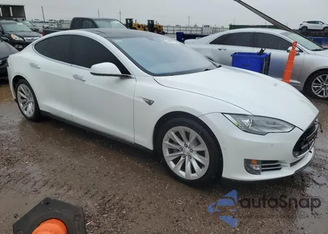 2014 Tesla Model S z USA, uszkodzony, nr VIN 5YJSA1H15EFP56750